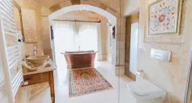 Ванна кімната з гарною ванною біля вікна